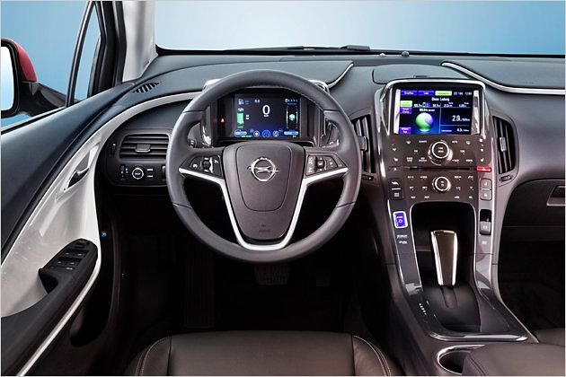 Zwei Sieben-Zoll-Displays geben dem Fahrer jede Menge Informationen an die Hand