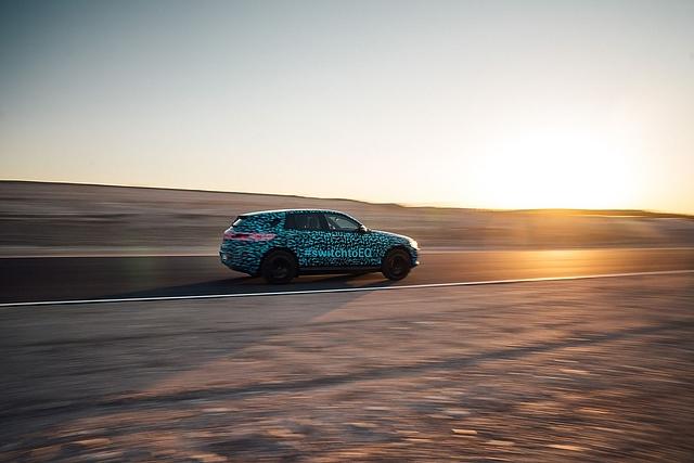 Im Innern des Mercedes EQ C Prototypen ist es sehr leise, das