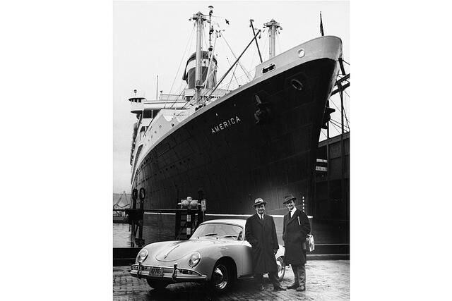 Ferry Porsche und sein Sohn Ferdinand Alexander Porsche mit einem Porsche 356 A in New York, 1958