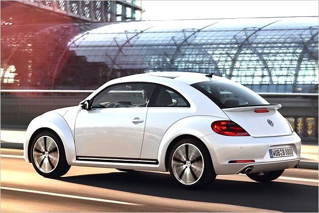 Die schwarz lackierte und von der hinteren Seitenscheibe verdeckte B-Säule lässt den Beetle flacher wirken