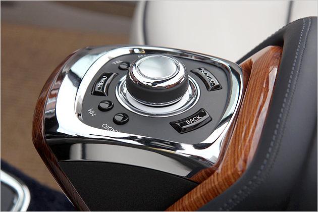 Der verchromte iDrive-Controller ist mitsamt der gesamten Steuerungseinheit in die Mittelarmlehne integriert