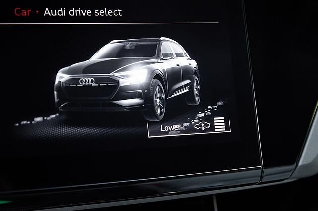 Im Offroad-Fahrmodus kann man die Karosserie des e-tron ganz nach oben heben, um mehr Bodenfreiheit zu bekommen