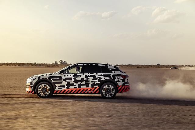 Die Spitzengeschwindigkeit des Audi e-tron beträgt 300 km/h