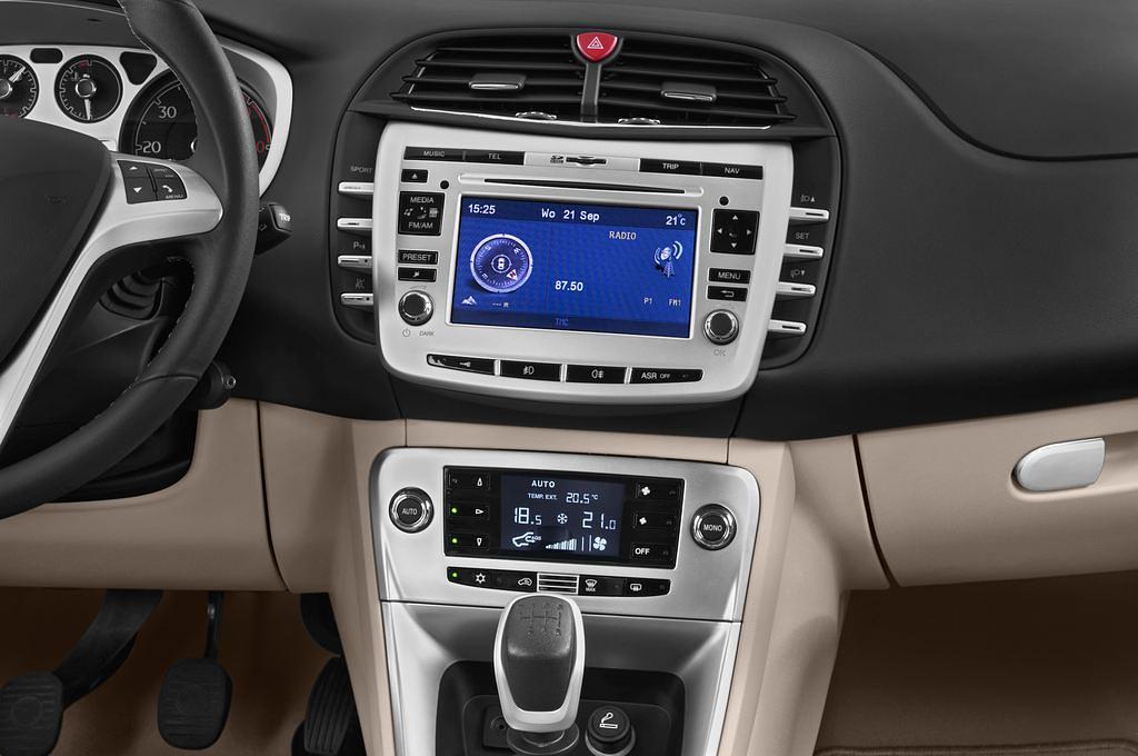 Lancia Delta (Baujahr 2013) Platinum 5 Türen Mittelkonsole