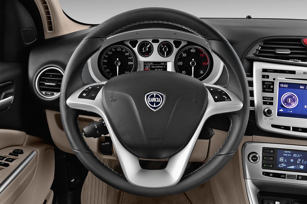Lancia Delta (Baujahr 2013) Platinum 5 Türen Lenkrad