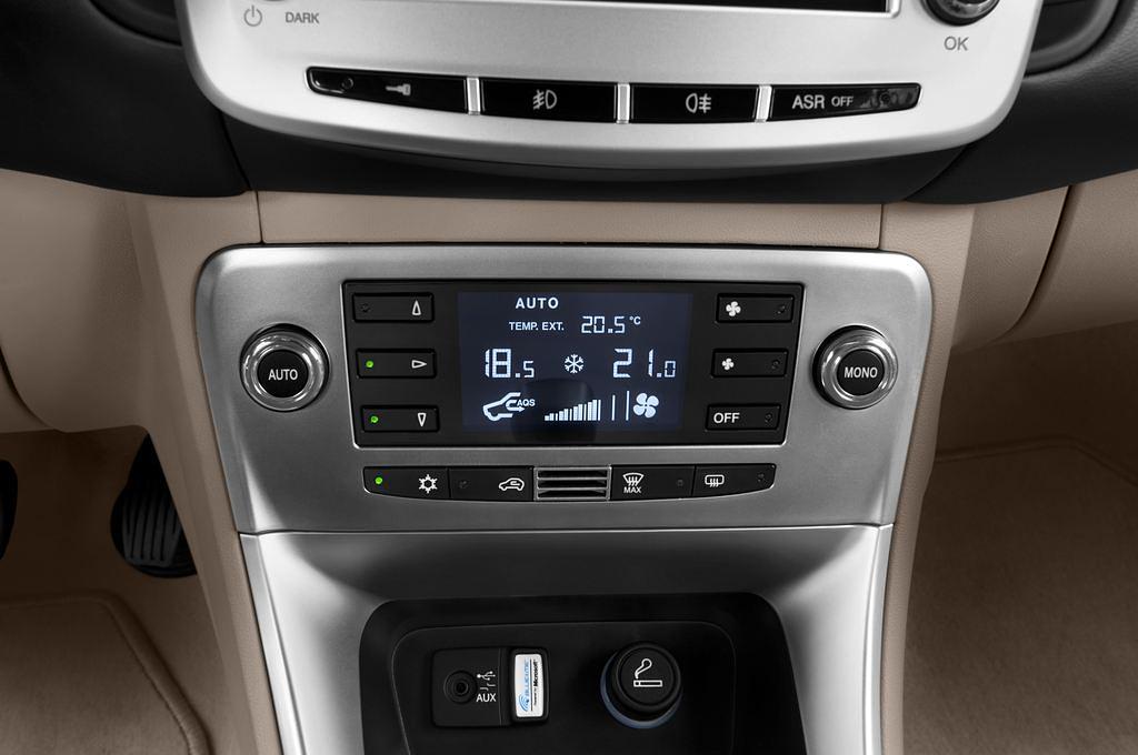 Lancia Delta (Baujahr 2013) Platinum 5 Türen Temperatur und Klimaanlage