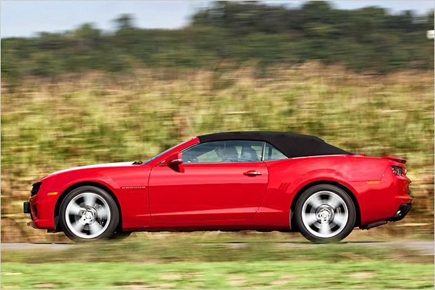 Die Cabrioversion des Camaro ist mit einem Stoffverdeck unterwegs