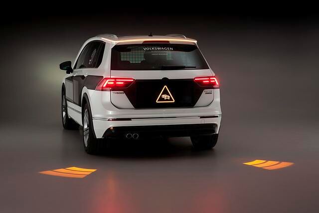 Die Leuchten sollenKommunikations-Aufgaben übernehmen: LED-Anzeigen in den Rücklichtern könnten mit Laufschrift oder durch Symbole die Hinterherfahrenden beispielsweise vor einem drohenden Stau...