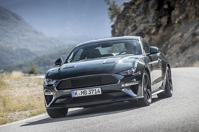 In lang gezogenen Kurven spielt der Ford Mustang Bullitt seine Stärken aus