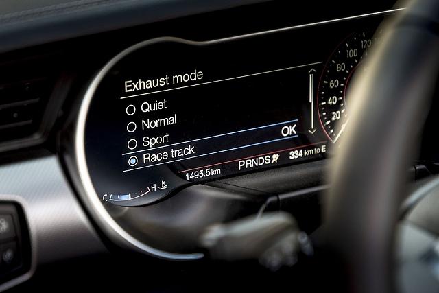 Der Klappenauspuff kann auch leise gestellt werden, im \"Trackmodus\" wiehert der Mustang seine ganze Kraft heraus