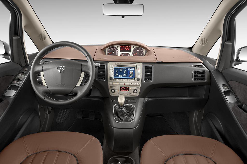 Lancia Musa (Baujahr 2010) Poltrona 5 Türen Cockpit und Innenraum