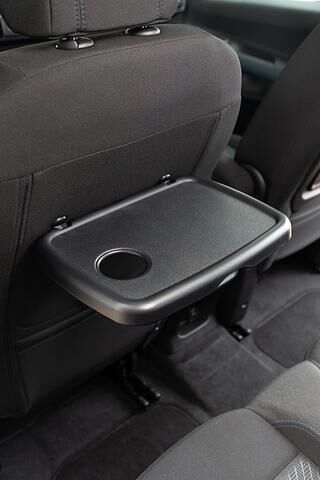 Peugeot Rifter Puretech 110 - hinten gibt es ausklappbare Tische