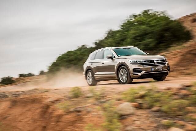 Der Test-Touareg hat alle lieferbaren Pakete an Bord, darunter das Adaptivfahrwerk mit Luftfederung, Allradlenkung und elektronischer Wankstabilisierung