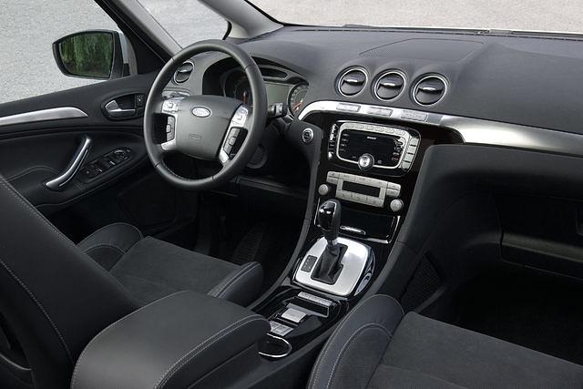 Das Cockpit ist übersichtlich und gut bedienbar