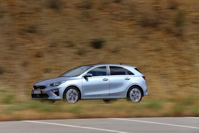 Das Auto wirkt insgesamt sehr leichtfüßig und agil. Das Fahrwerk ist top abgestimmt und schafft einen prima Spagat zwischen Komfort und Sportlichkeit