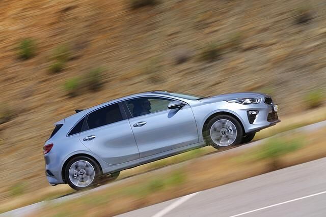 Das Aggregat treibt den Ceed in unter neun Sekunden auf Tempo 100, die Höchstgeschwindigkeit liegt bei 210 km/h an