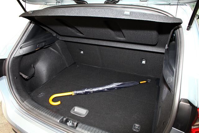 Der Kofferraum im neuen Kia Ceed ist mit 395 Liter größer als beim Golf