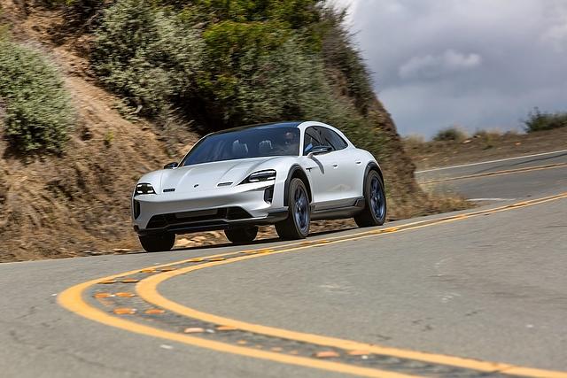 Die Dynamik ist beim Porsche Mission E Cross Turismo wichtig