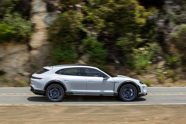 Der Porsche Mission E Cross Turismo ist etwas länger als der Mission E