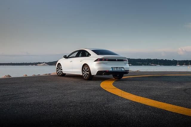Peugeot 508 GT Puretech 225 - die Dachlinie ist kaum mehr als 1,40 Meter hoch