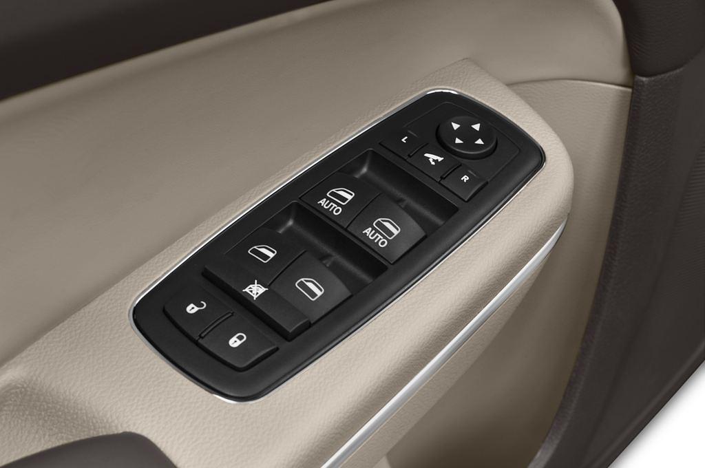 Lancia Thema (Baujahr 2011) Platinum 4 Türen Bedienungselemente Tür