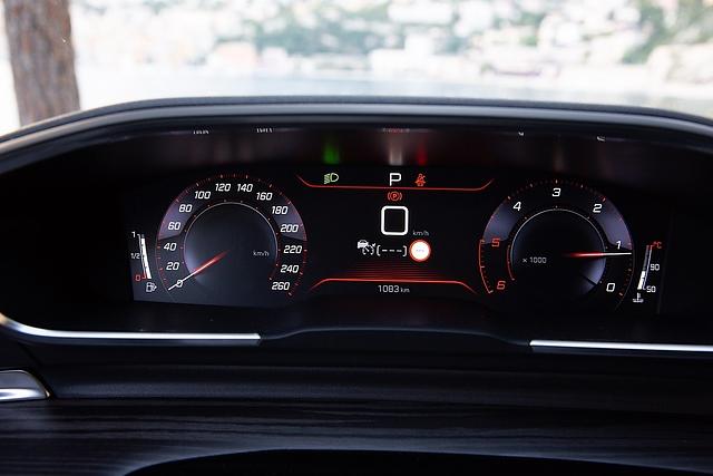 Peugeot 508 GT Puretech 225 - die sehr hoch positionierten Instrumente überzeugen nicht