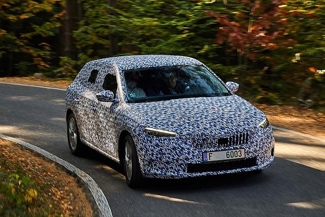Der Skoda Scala verhält sich in Kurven lange neutral