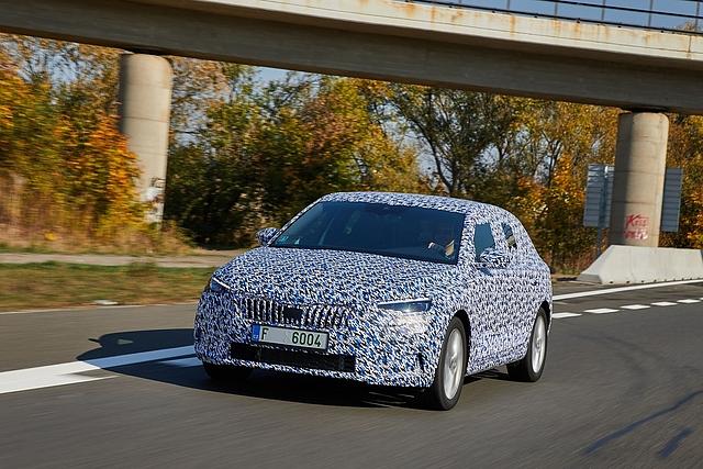 Also Option gibt es adaptive Dämpfer mit zwei Kennlinien _ \"Normal\" und \"Sport\"