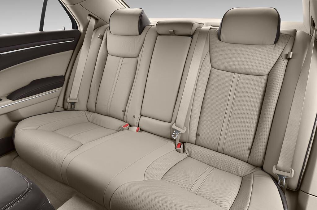 Lancia Thema (Baujahr 2011) Platinum 4 Türen Rücksitze