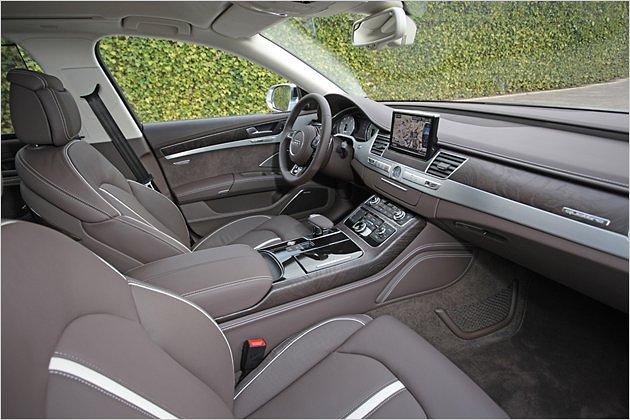 Die Insassen thronen in der Audi-Oberklasse serienmäßig auf Ledersitzen