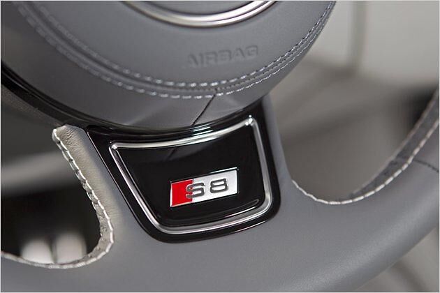 Ein S8-Emblem ist in den unteren Teil des Dreispeichenlenkrads eingefasst