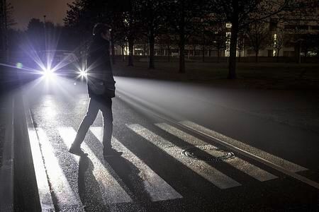 Ratgeber: Fußgänger im Herbst  - Richtige Kleidung kann Leben retten 