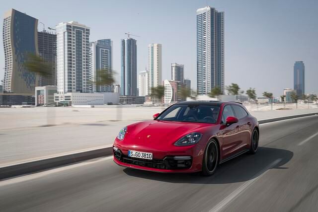 Leistungsmäßig fährt der GTS mit 460 PS leicht über dem 4S