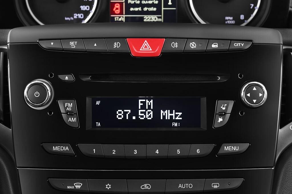 Lancia Ypsilon (Baujahr 2010) Platino 3 Türen Radio und Infotainmentsystem