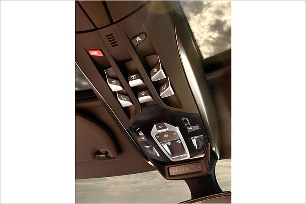 Auch bei der Ausstattung "SoChic" enthalten: Die im Dach montierte so genannte Cockpit-Bedienung