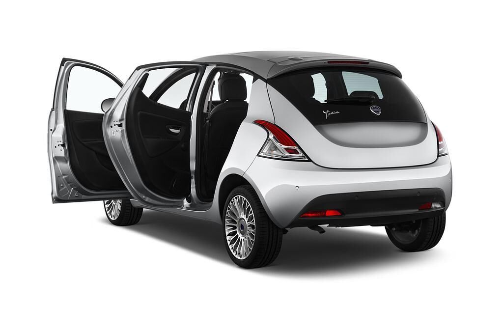 Lancia Ypsilon (Baujahr 2010) Platino 3 Türen Tür geöffnet