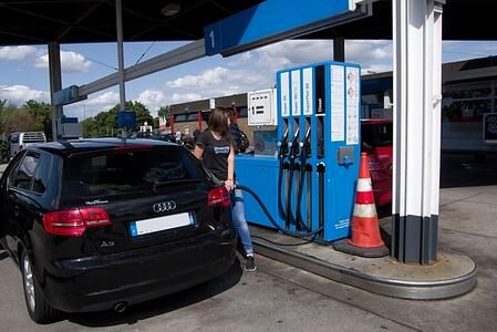 Spritpreise auf Rekordhoch  - Wie man die Fahrtkosten im Griff behält 
