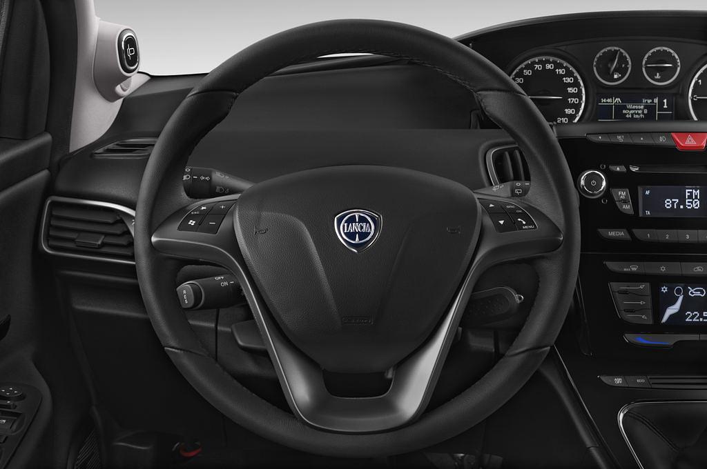 Lancia Ypsilon (Baujahr 2010) Platino 3 Türen Lenkrad