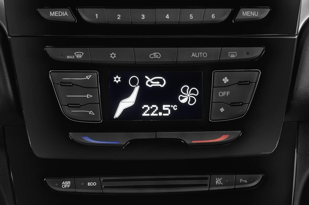 Lancia Ypsilon (Baujahr 2010) Platino 3 Türen Temperatur und Klimaanlage