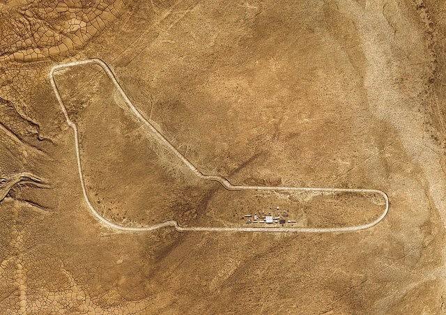 BMW baut Rennstrecke in der Sahara nach  - Monza offroad 