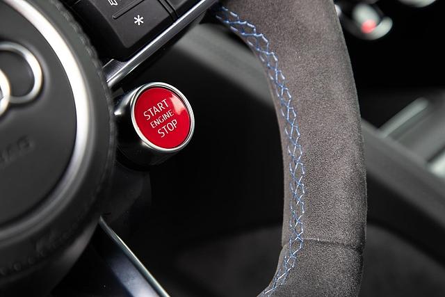 Mit dem roten Knopf wird der Audi R8 gestartet