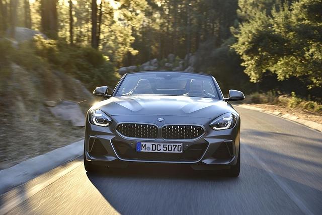 Der BMW Z4 M40i mit seiner riesigen Motorhaube liegt satt auf der Straße