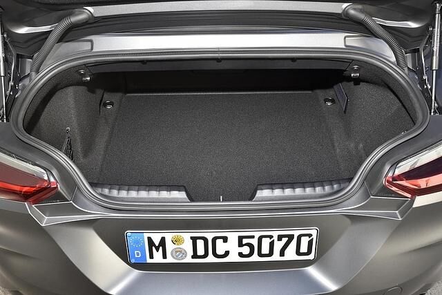 Der Kofferraum im BMW Z4 M40i ist ein wenig verquer zugänglich - aber Sprudelkästen passen ohne Verkanten hinein