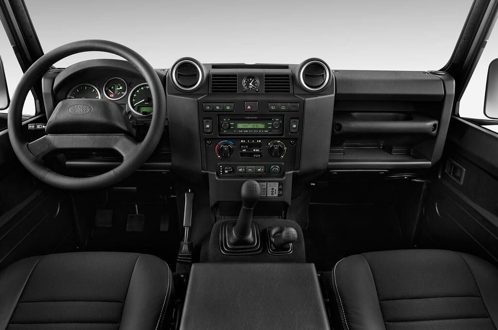 Land Rover Defender (Baujahr 2013) SE 3 Türen Cockpit und Innenraum