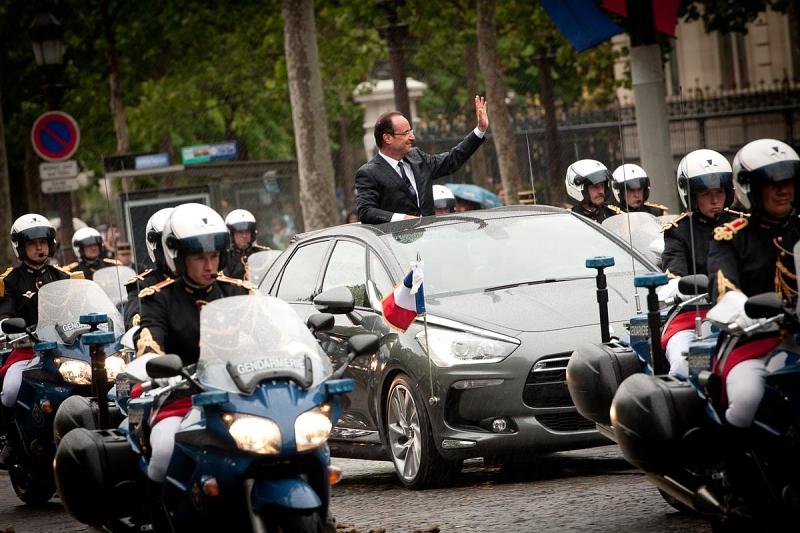 Frankreichs Präsident Francois Hollande im offenen Citroën DS5
