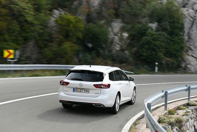 Langgezogene Kurven nimmt der Opel souverän
