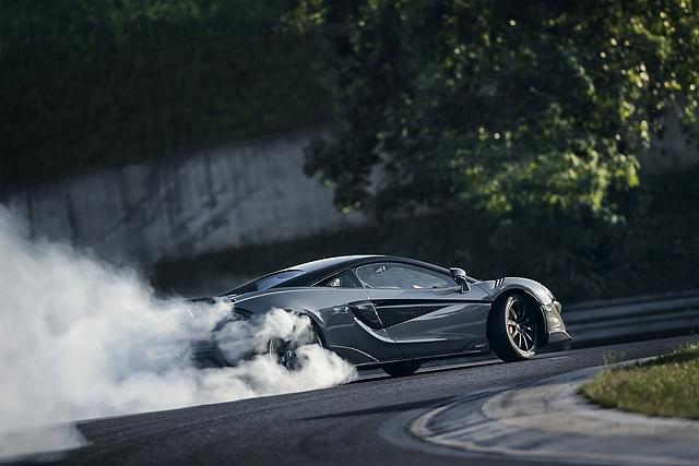 Der Mittelmotorsportwagen kann auch mal auskeilen
