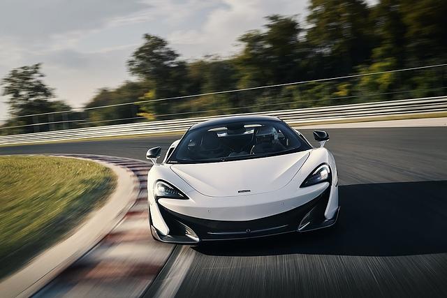 Aus einer Geschwindigkeit von 200 km/h steht der McLaren 600LT nach 117 Metern - das ist nur ein Meter länger als der Hypersportler McLaren P1 braucht