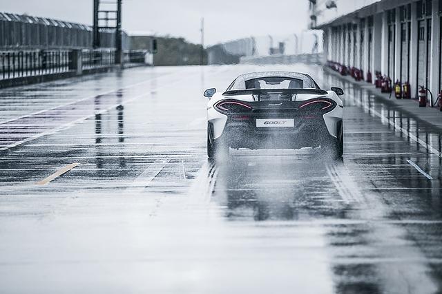 Auch bei nassen Verhältnissen bleibt der McLaren 600LT beherrschbar
