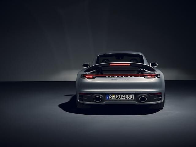 Zwei Endrohre links und rechts zieren den neuen 911er